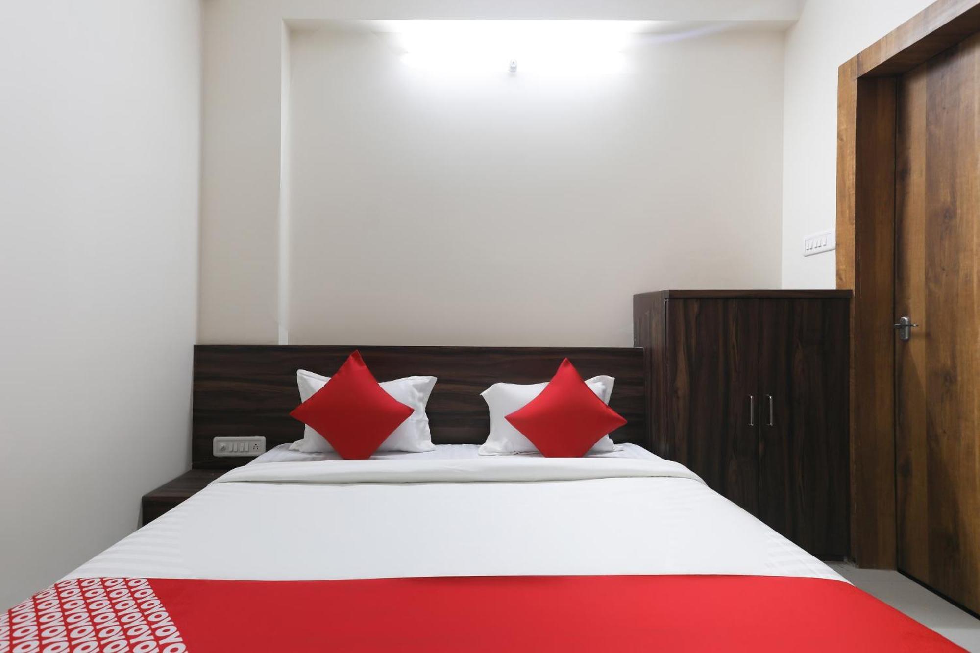 Hotel O La Flora Индаур Экстерьер фото