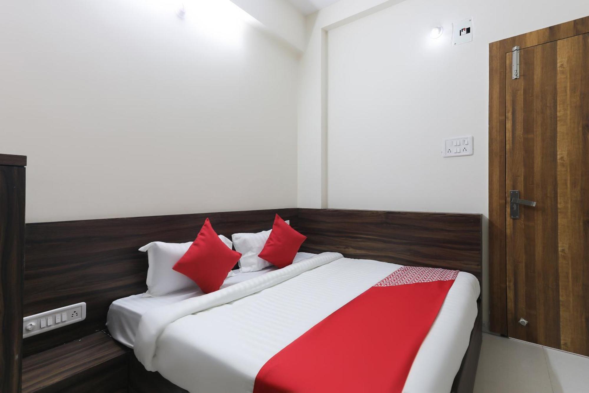 Hotel O La Flora Индаур Экстерьер фото