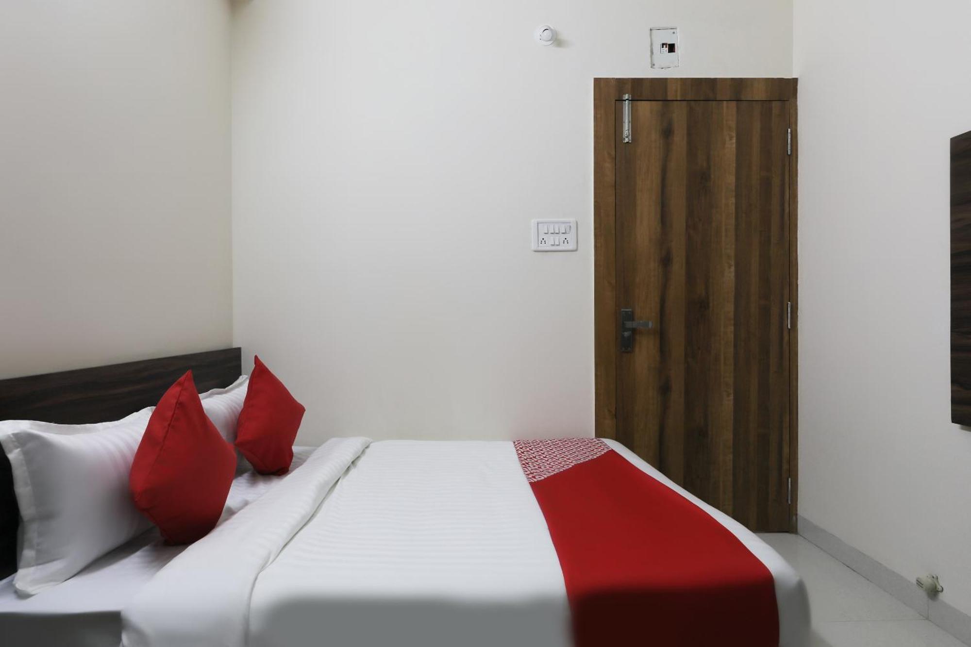Hotel O La Flora Индаур Экстерьер фото